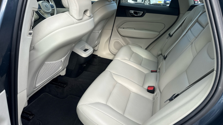 Volvo Xc60 2.0 D4 Momentum 5dr AWD Geartronic Diesel Estate